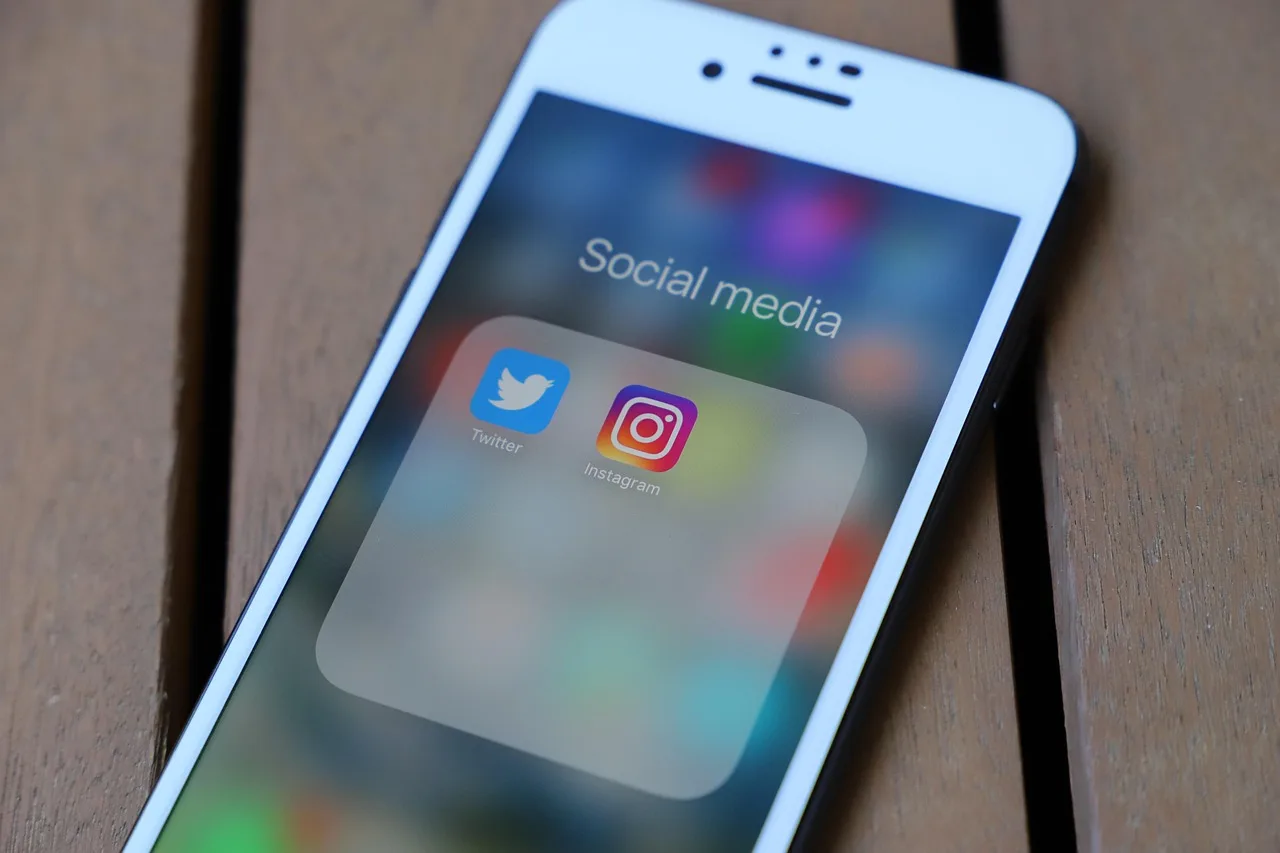 iphone, smartphone, social media, phone, mobile phone, icon, display, app, social networks, internet, social, facebook, instagram, twitter, social media, instagram, instagram, twitter, twitter, twitter, twitter, twitter. Benchmarks for network marketing social media activity, compared